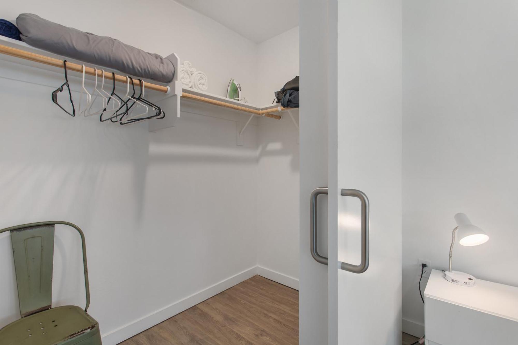 Capsulehotel Landmark Management West La Los Angeles